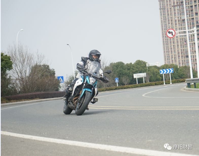 400排量颜值担当,春风400nk和ktm250duke哪个好