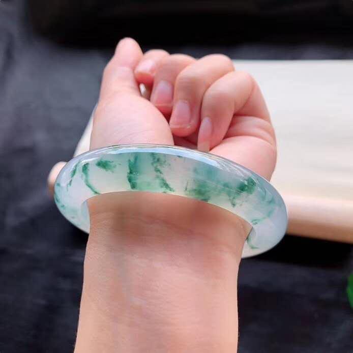 一万多偏青绿翡翠手镯,一万多买的翡翠手镯有条石纹