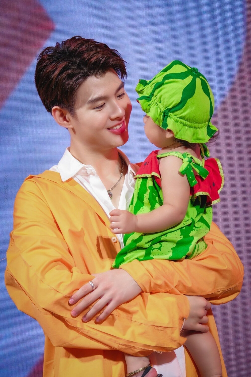 他泰男星和小朋友的治愈同框：BP一家三口关大爷画风不对