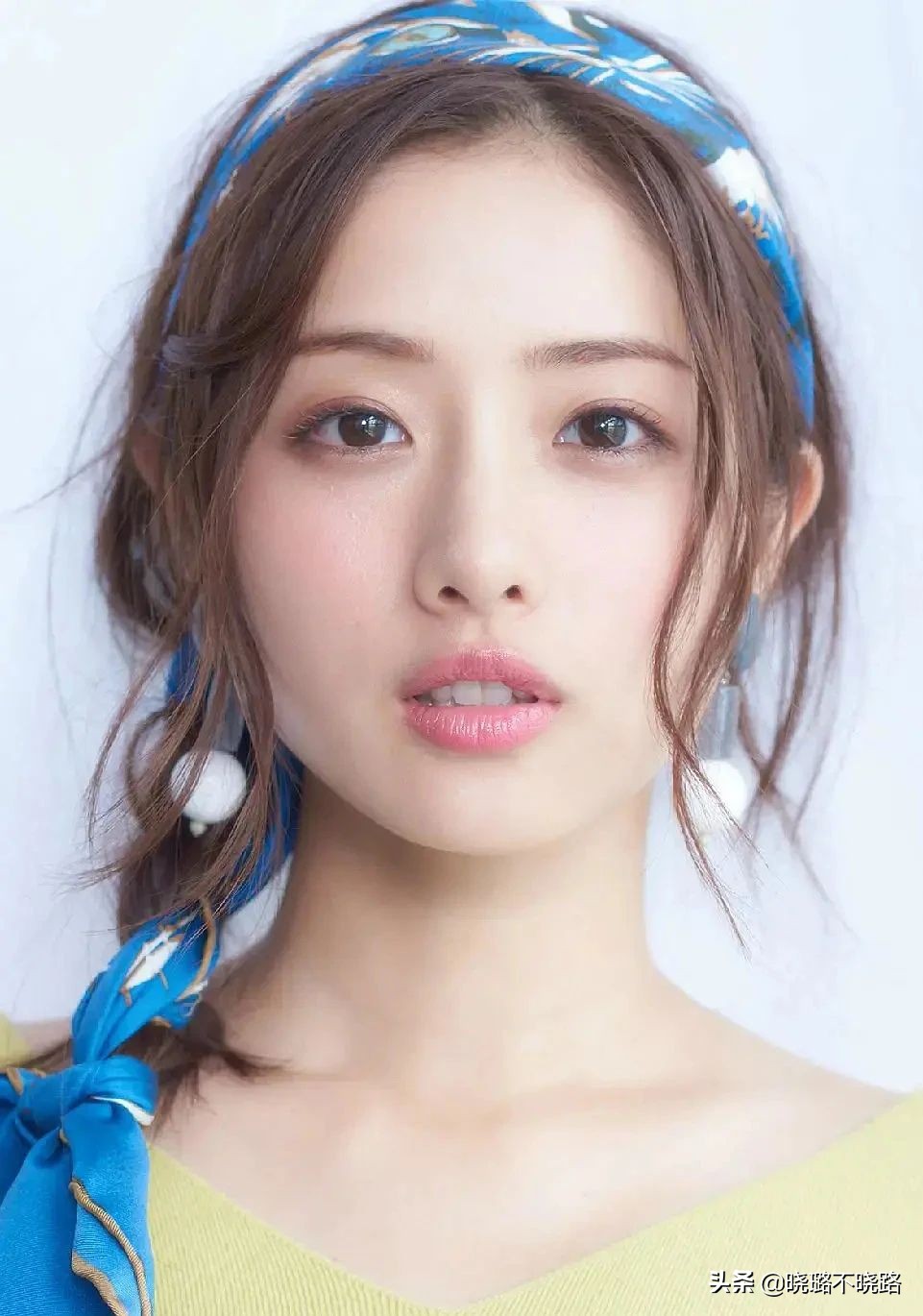 这个春天必学的气质发型,这个春天小丝巾这样搭