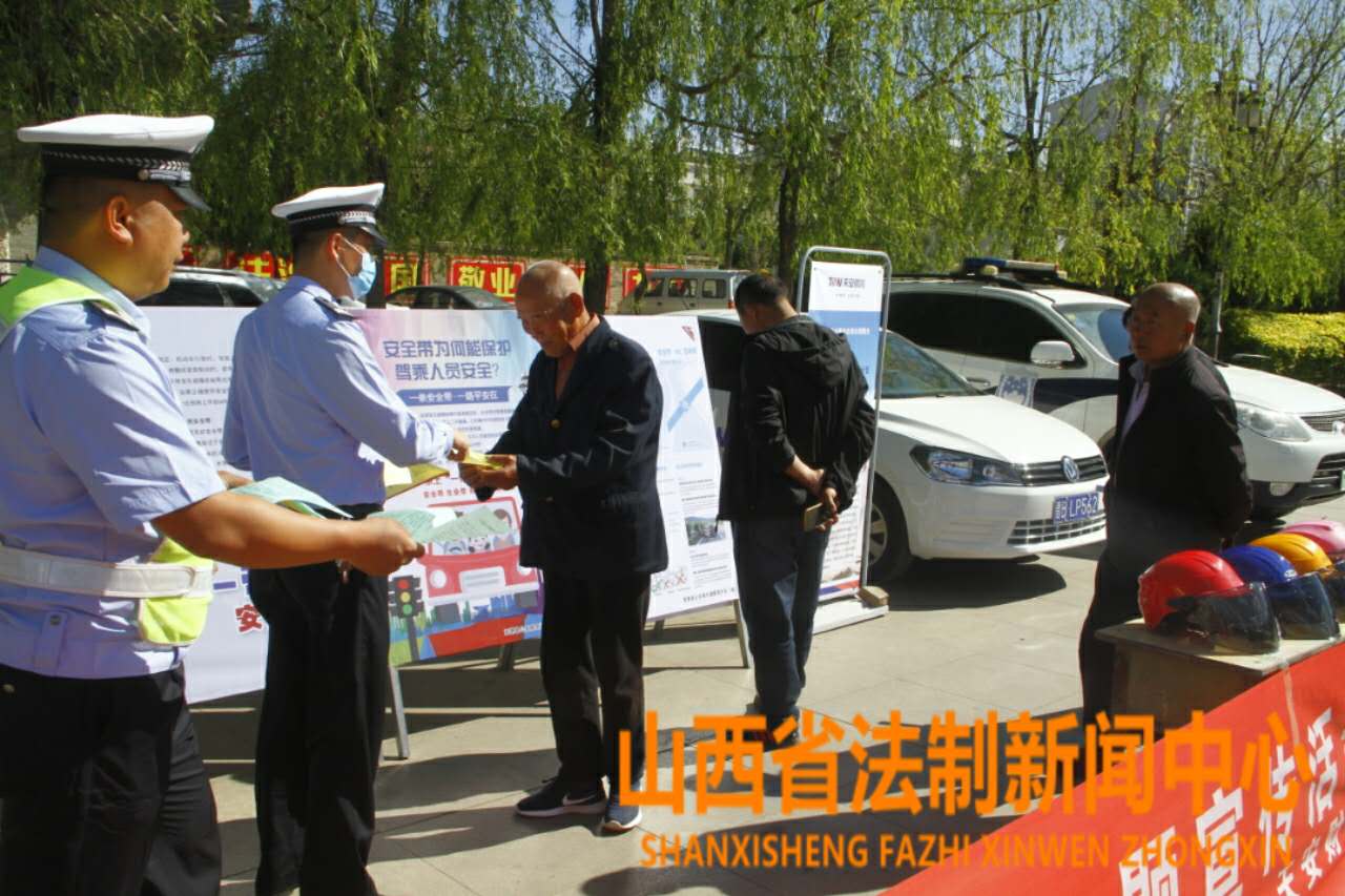 大同交警送头盔,警保联动开展买保险送头盔活动