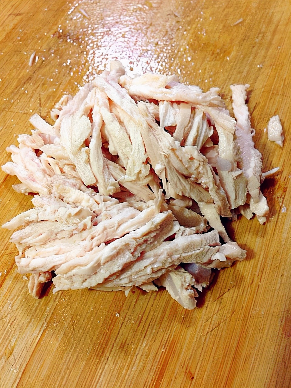 凉拌鸡丝的鸡丝又柴又硬,凉拌鸡丝做法加黄瓜丝和胡萝卜丝