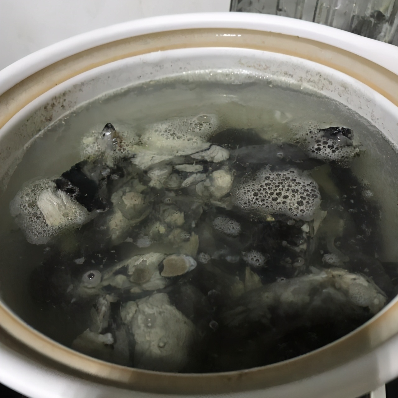 在家炖乌鸡汤，只要注意这“1步”，鸡汤鲜美味道香浓