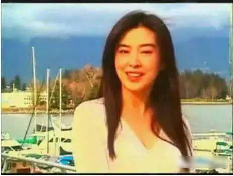 昔日美人王祖贤现身香港,一张照片变身港风女神王祖贤