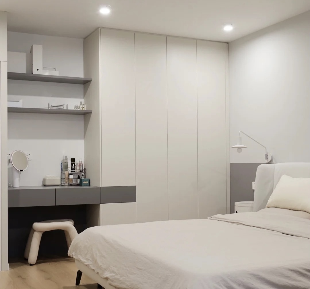 卧室整体定制衣柜与成品衣柜,定制衣柜和买成品衣柜哪个划算