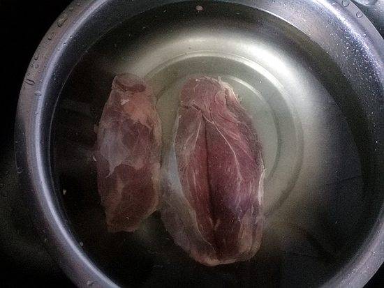 老师傅教你卤牛肉，掌握3招，牛肉不散不干，筋道弹牙，百吃不厌