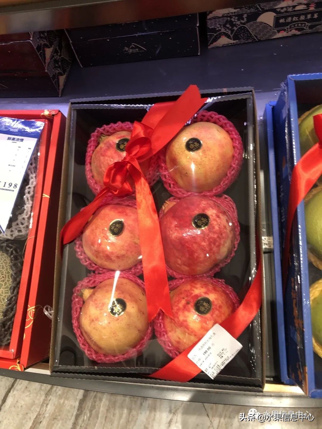 中秋节前，走访两家水果零售店，水果标准化在这里体现的淋漓尽致