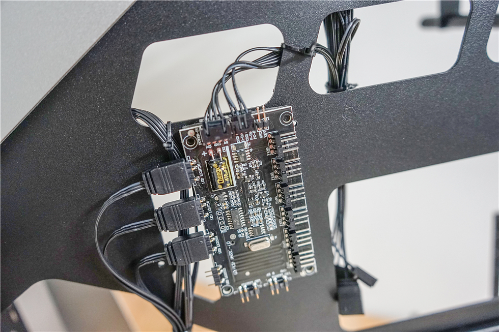 科技以灯为本，3600X+B450+BMR-24水冷+大水牛铁血战士机箱装机秀