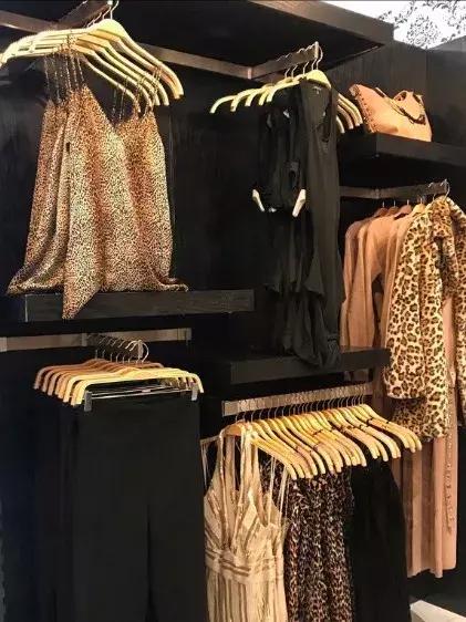 服装陈列挂衣教程,服装店如何让服装货架陈列有美感