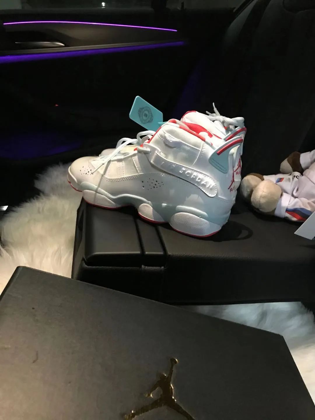 涨见识了!原来很多开宝马的都有一面鞋墙,穿的球鞋不上千就上万