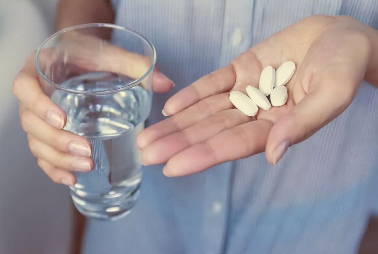 上厕所尿黄什么原因有异味,上厕所尿液黄色还有一点痛