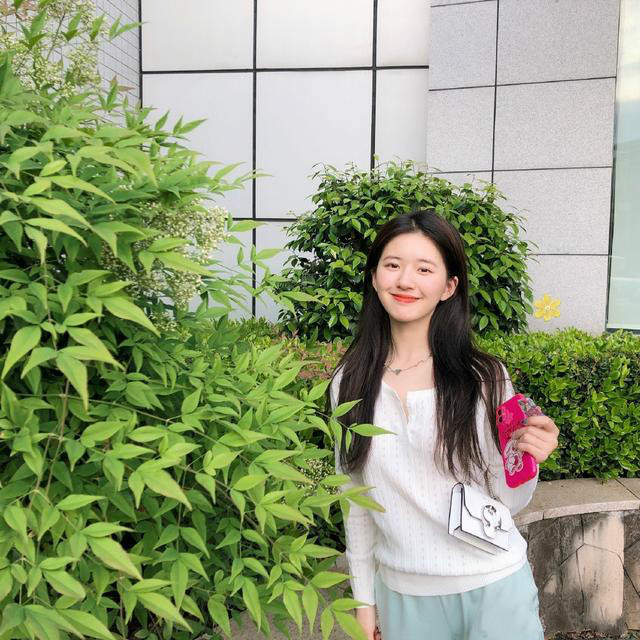 赵露思可爱系穿搭,赵露思穿衣搭配休闲灰色卫衣