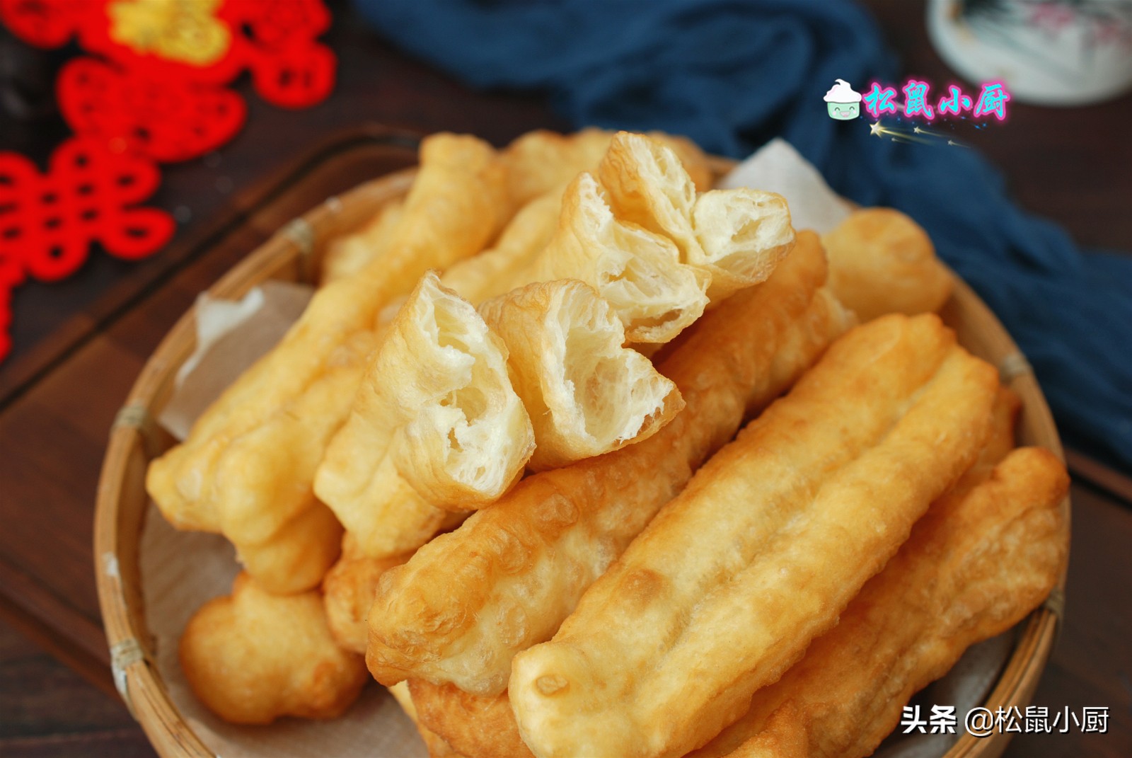 摆摊炸油条怎么做酥脆松软,想吃油条在家就能做家庭版炸油条