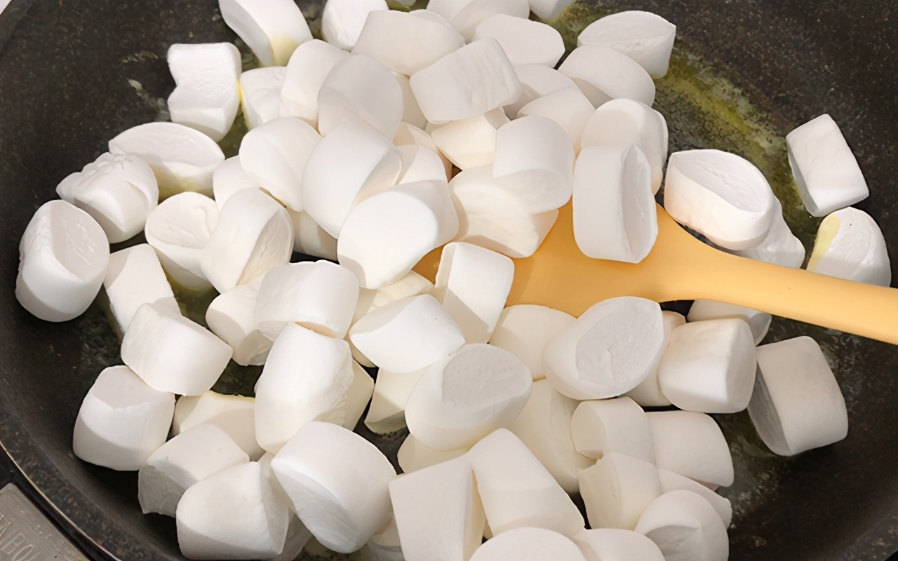 快过年了做软糯牛轧糖,自己做的牛轧糖味道棒棒哒