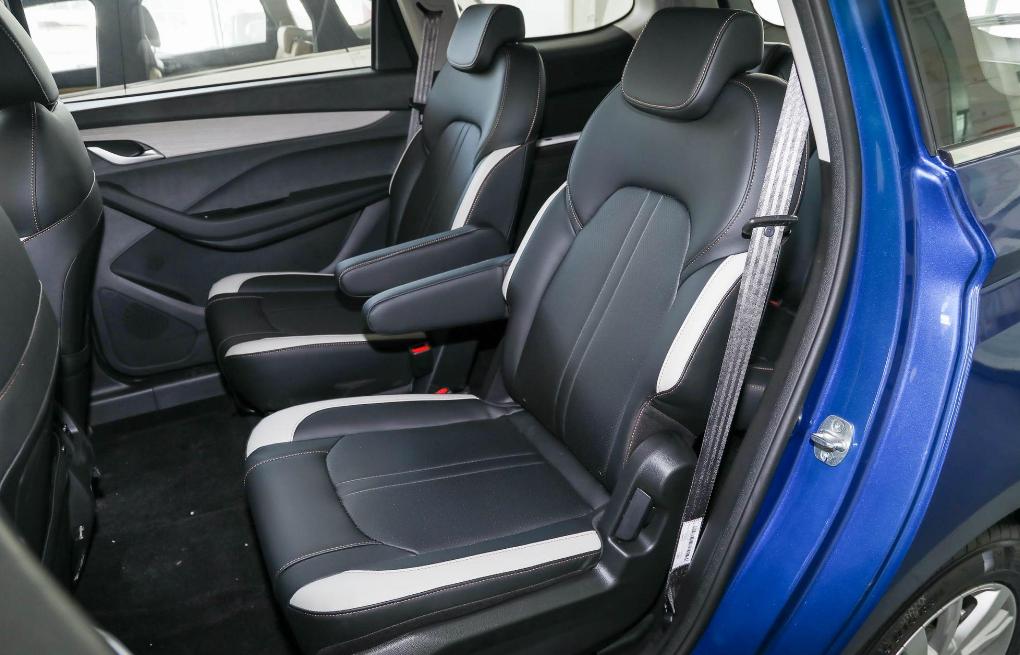 宝骏360六座售价及车型图片,宝骏360cvt六座版