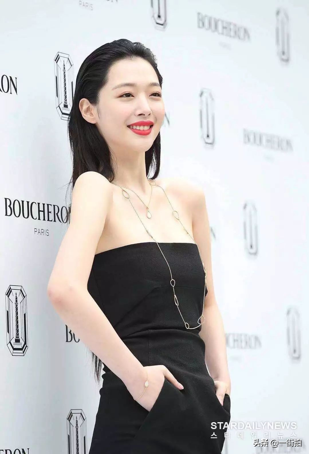 雪莉穿红西装,雪莉穿绿色吊带裙