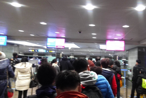 中国游客去韩国被脖子挂黄牌,中国游客被赶下飞机