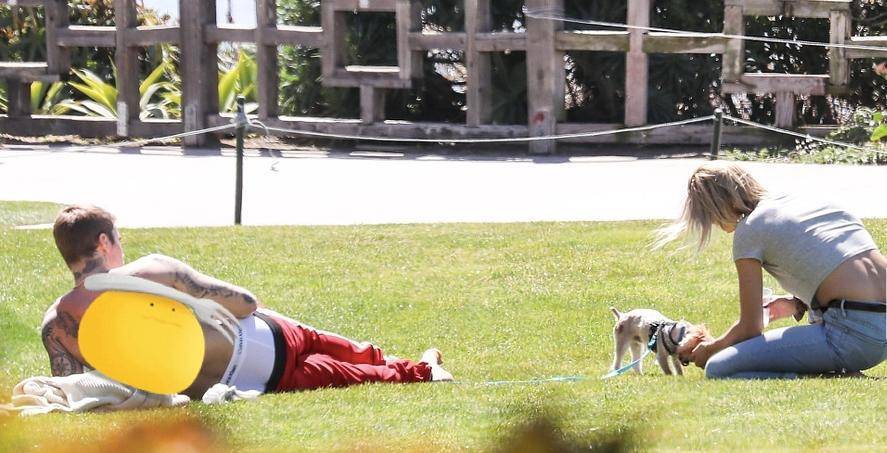 比伯晒太阳,比伯晒照