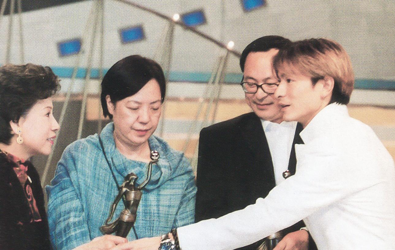 周星驰黄一飞表演节目,周星驰和黄一飞被酒瓶砸的视频