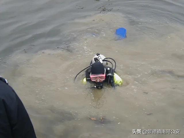 警察下水道寻找尸体,在水下找到尸体