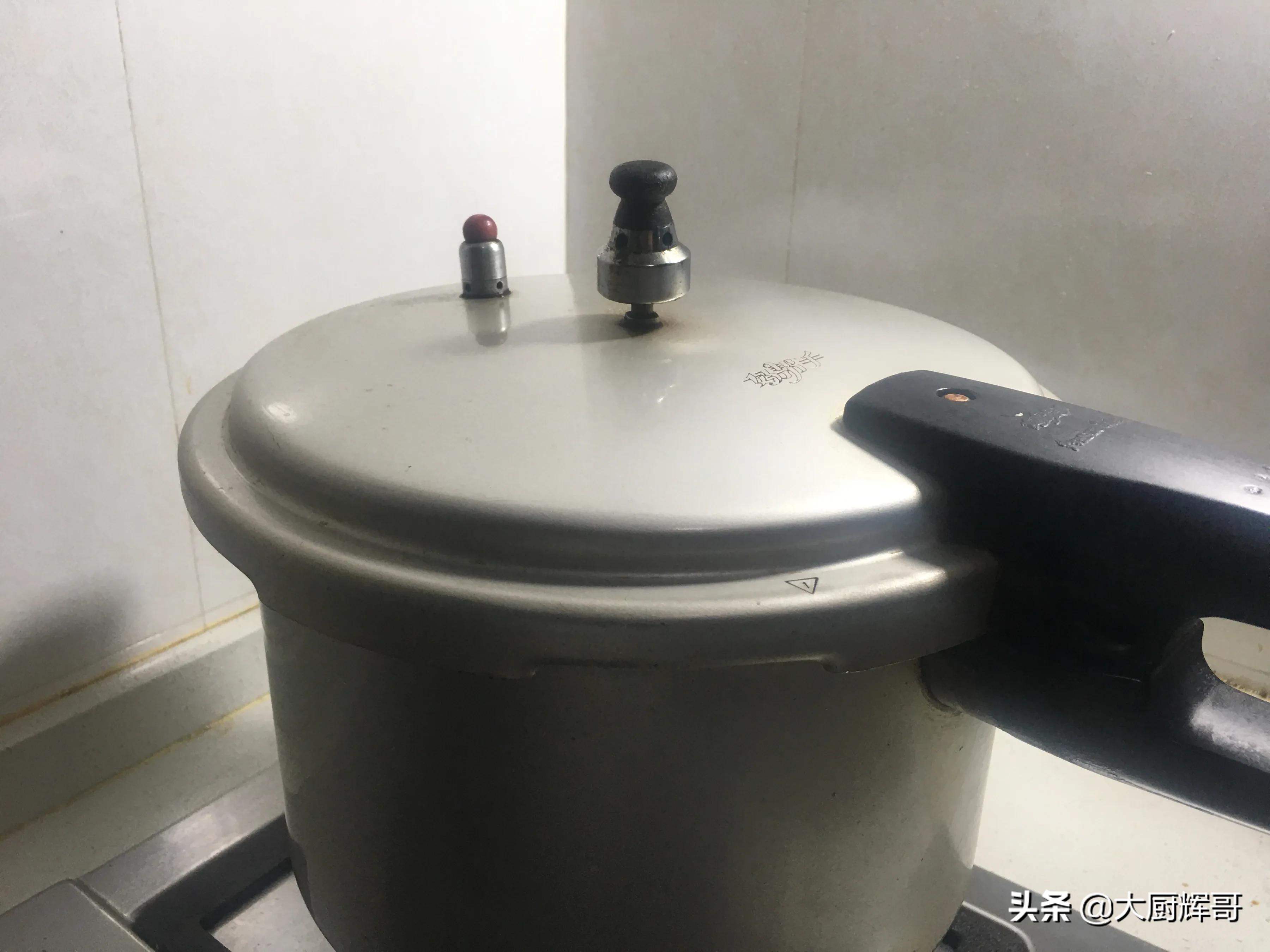 一道筋道的猪皮冻满满的胶原蛋白,大厨教你做两款猪皮冻