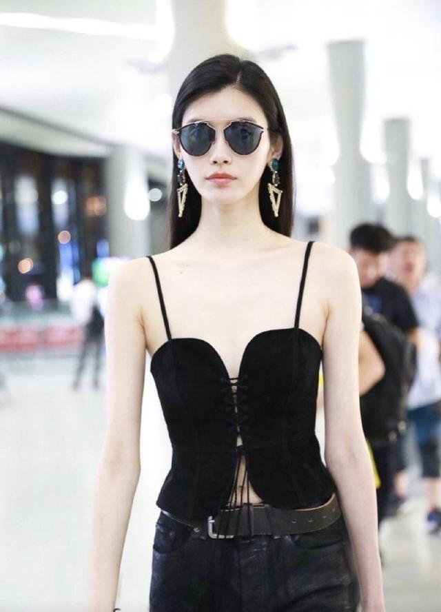 穿条背带就敢出门，侧身时让人倒吸一口气