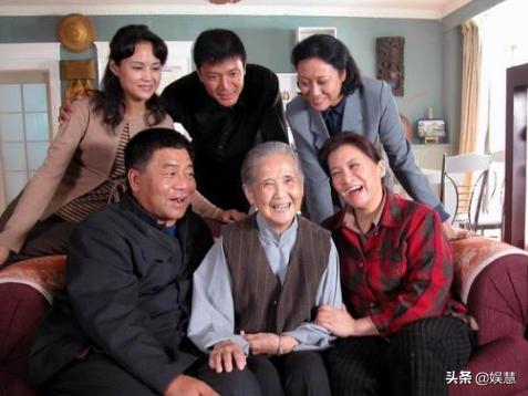 暖春齐如意参加爷爷葬礼,暖春奶奶和小花哭了