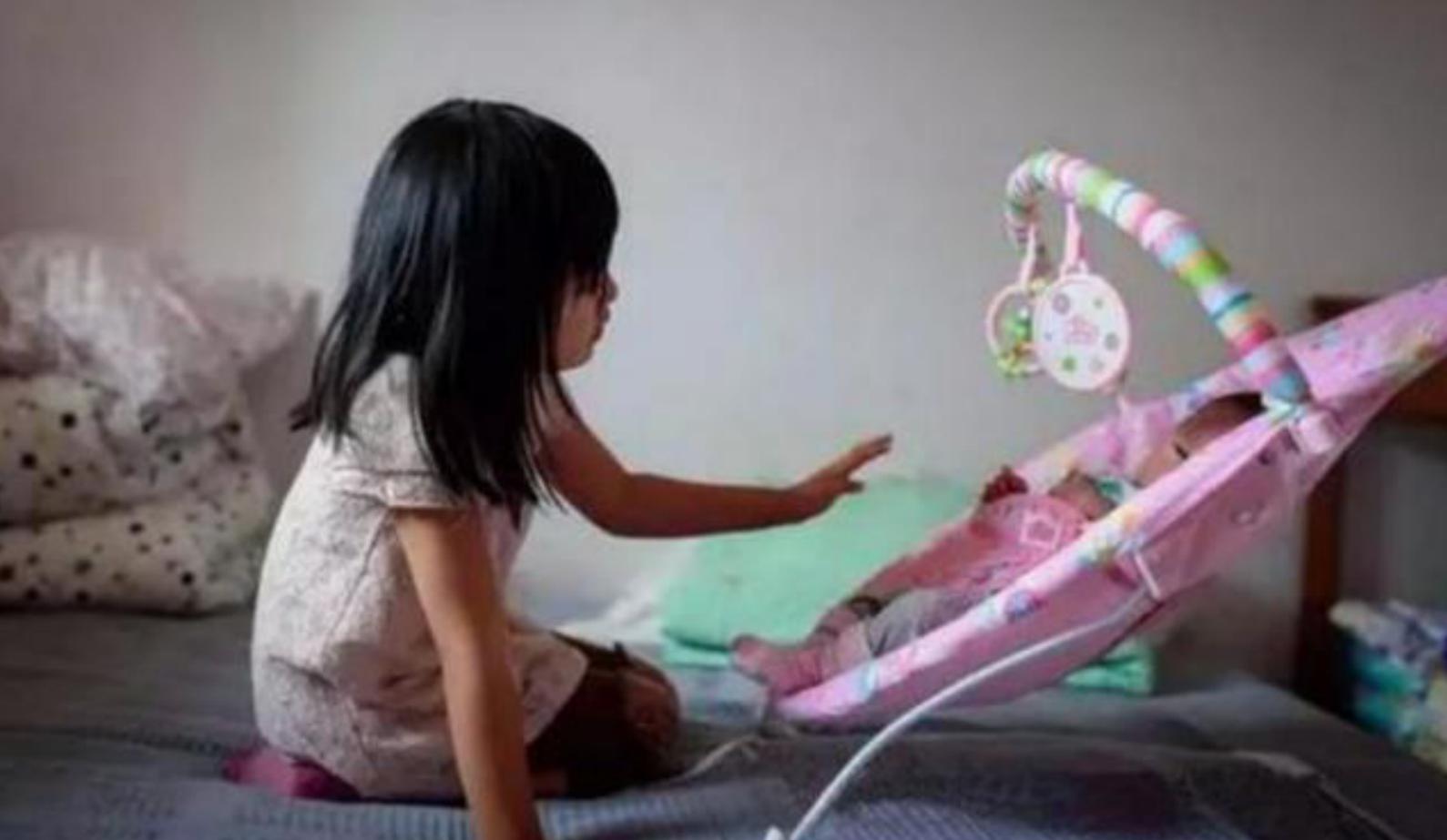 “你怎么下得了手”，妹妹被哥哥掐得浑身是伤，宝妈质问反遭打脸