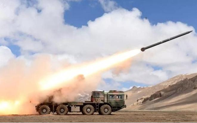 中国远火亮相青藏高原，精度比导弹还高，齐射12枚就要百万美元