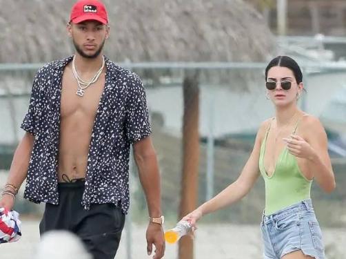 西蒙斯和布克关系,西蒙斯被绿后疑放飞自我