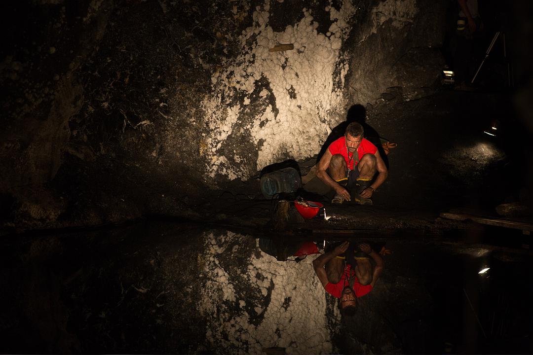 智利700米被困33名矿工怎么救的,智利矿难被困69天电影