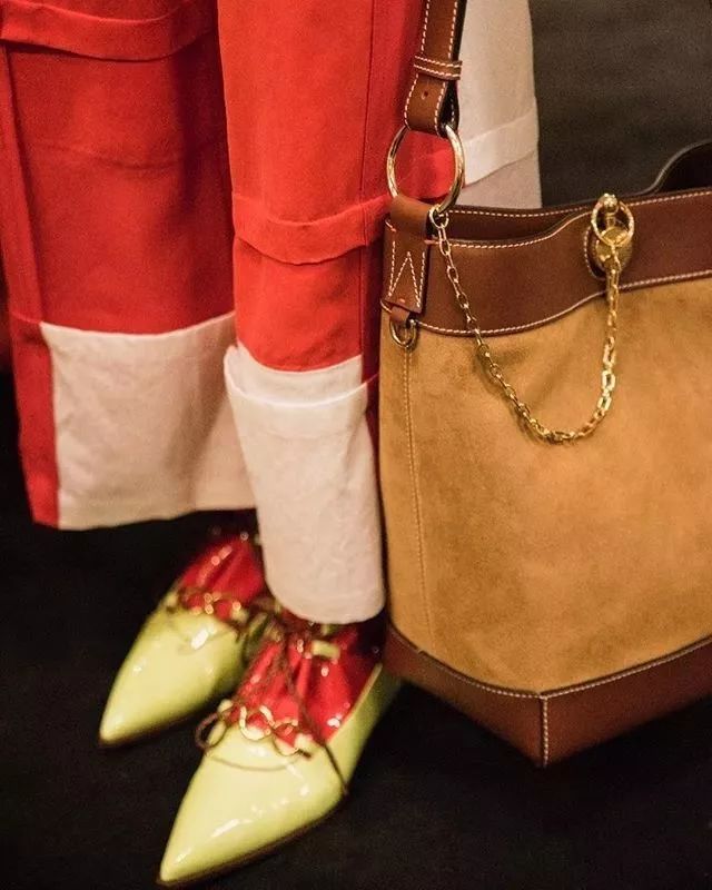 我太太太难了！项链戴在脖子上还做错了？