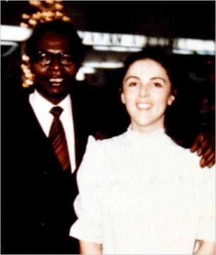 奥巴马首次回非洲老家：帮祖母扛大米，和兄弟们一起在村头喝酒