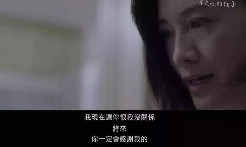 初一孩子玩手机怎样管教,初中孩子上课玩手机怎么管教啊