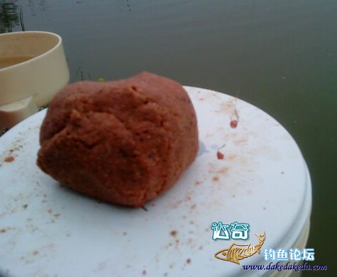 新手钓鱼老是觉得鱼料不行,钓鱼开拉饵的正确方法