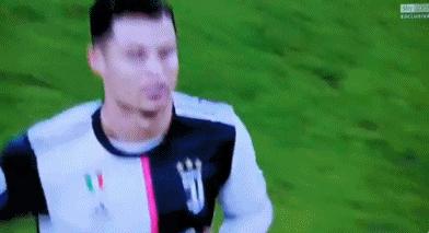 c罗在球场上的暴力时刻,c罗离场对手对他说了什么