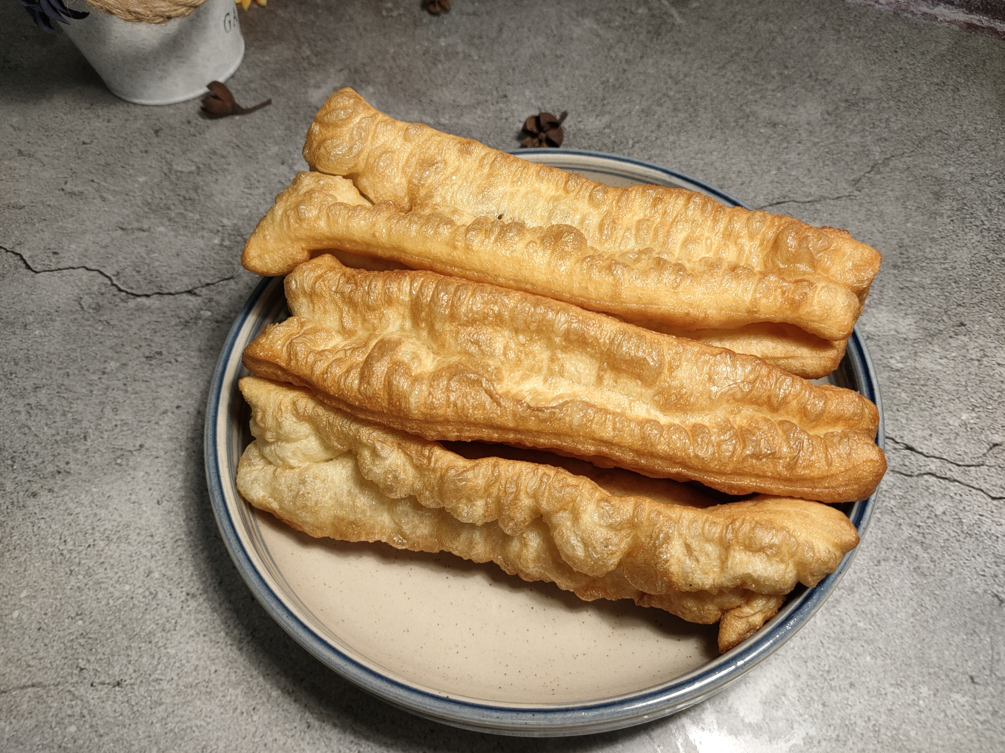 泡打粉炸油条的技巧和配方酥脆,油条怎么炸又酥又脆不用泡打粉