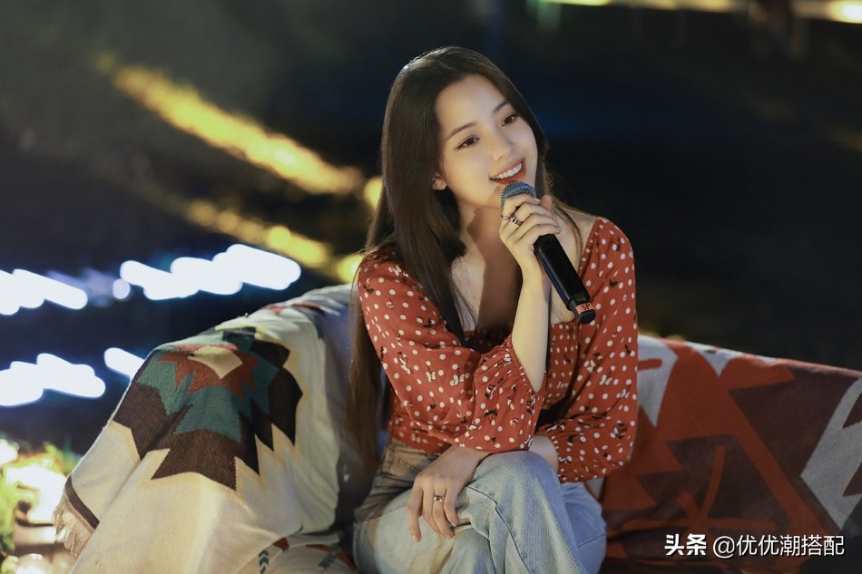 欧阳娜娜穿搭开衫减龄裙装少女感,欧阳娜娜穿单边背带裤元气满满