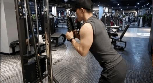 史密斯架肱三头肌训练动作,肱三头肌训练最好的三个动作