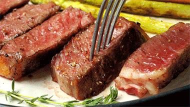 在家做牛排比西餐厅还好吃试试吧,在家也能做出美味的牛排的说说