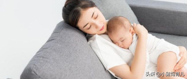 孩子喜欢摸着妈妈的胸部睡觉，妈妈觉得幸福，却不知已经害了孩子