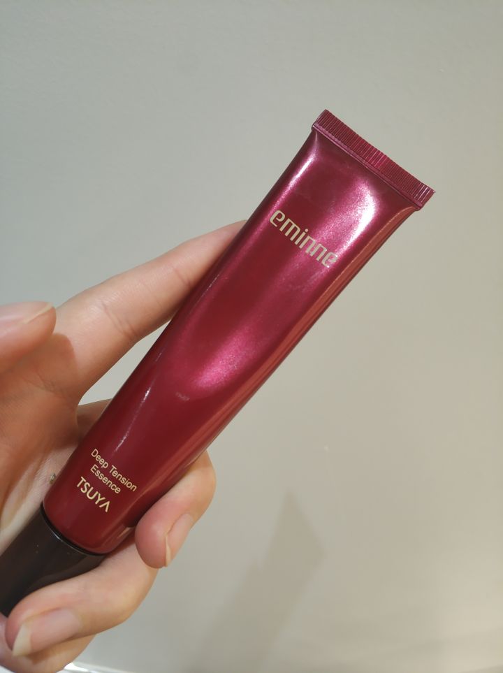 皮肤黑适合用什么样的美白精华,美白精华可以让黑皮肤变白