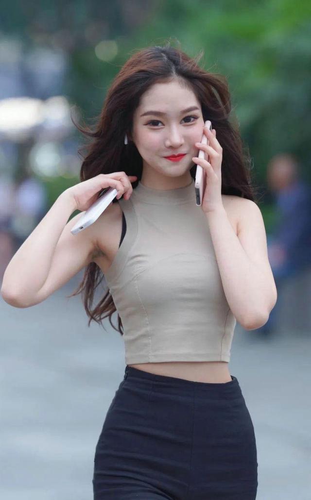 浅灰色宽松裤子搭配什么上衣好看,灰色修身针织短款上衣怎么搭配