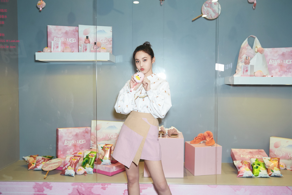 张佳宁马甲线,张佳宁穿黑色吊带