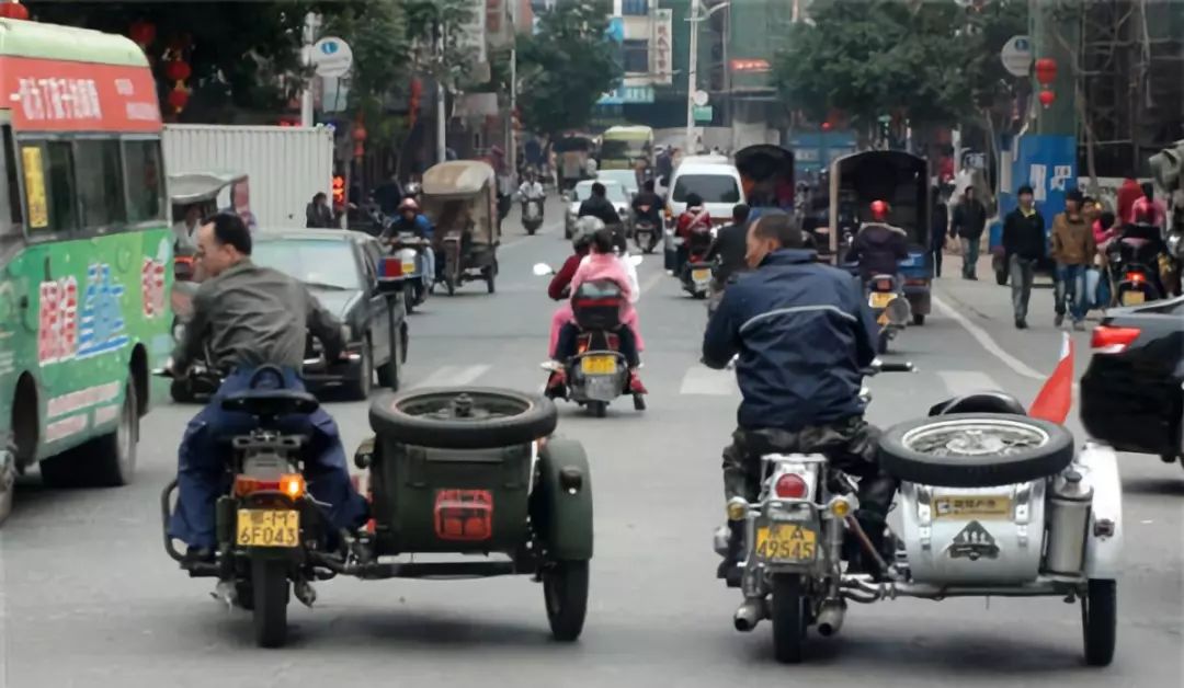 哈哈哈！没想到中国人看不上眼的土味“神货”，老外竟然都抢疯了