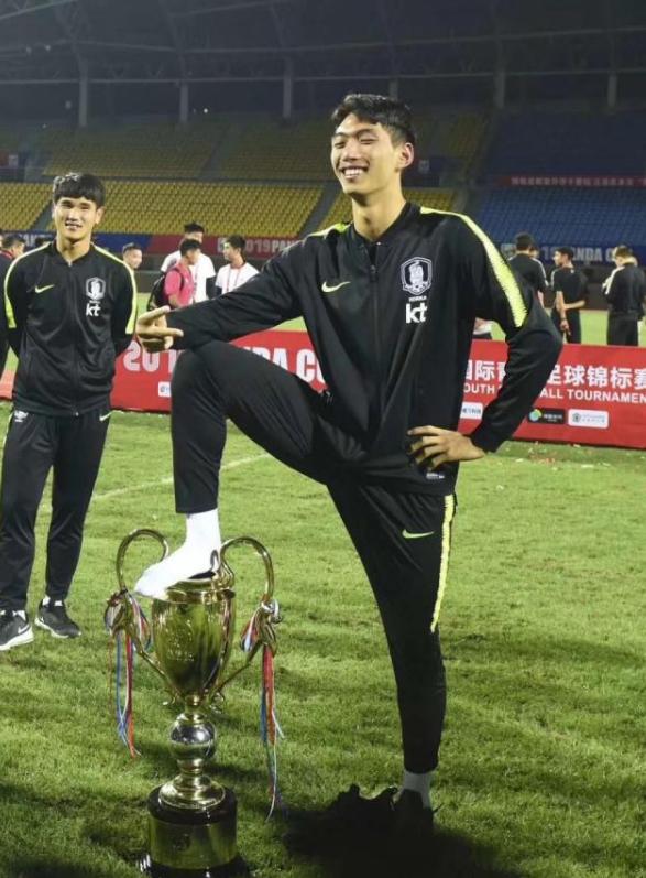 郎平里约吃泡面,中国女排郎平吃泡面