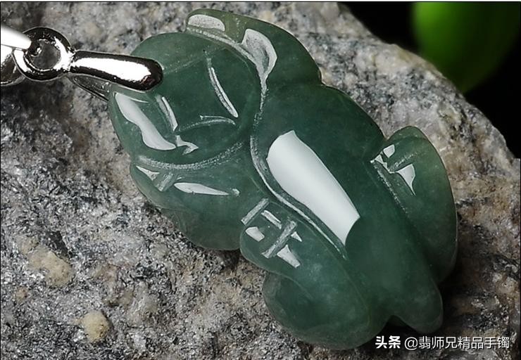 油青种翡翠假的用什么做,油青种翡翠和蓝水翡翠的区别