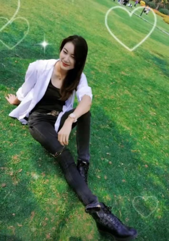 谢杏芳带儿子出游一身名牌超豪气,谢杏芳抱儿子秀恩爱红光满面