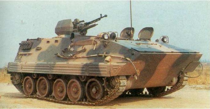 解放军行进式装甲车,中国步兵90式履带装甲车内部图片