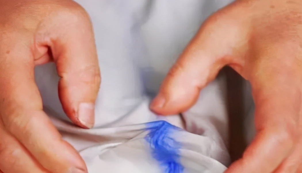 安踏羽绒马甲上的油渍怎么去除掉,羽绒马甲胸前溅满油渍怎么清洗